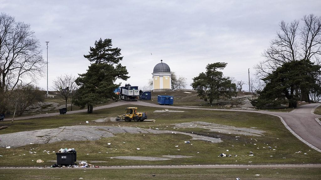 Työkoneet osallistuvat vappuroskien siivoukseen Kaivopuistossa.