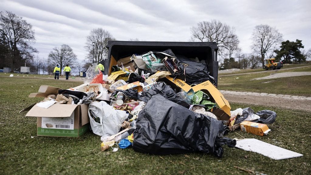 Vappu jätti jälkensä Helsingin Kaivopuistoon. Roska-astia oli levällään Kaivopuiston nurmikolla vapun jälkeen perjantaina 2. toukokuuta.