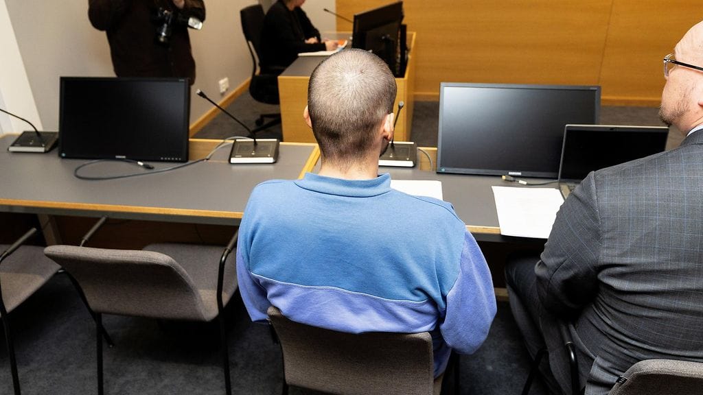 Laukaan kaksoishenkirikoksesta epäilllyn jyväskyläläisen 32-vuotiaan miehen vangitsemisvaatimus käsiteltiin Keski-Suomen käräjäoikeudessa Jyväskylässä 2. toukokuuta 2025. Oikealla asianajaja Mikko Tuomi.