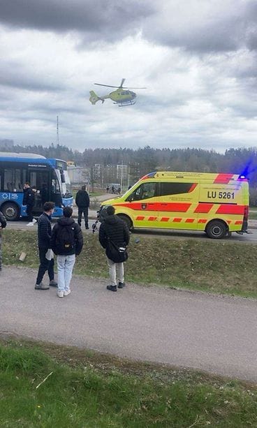 Kirkkonummi liikenneonnettomuus linja-auto, skuutti. Kuvassa ambulanssi ja helikopteri