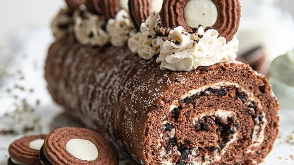 Cookies and cream -kääretorttu on maukas valinta kahvipöytään tai vaikka äitienpäivän iloksi.