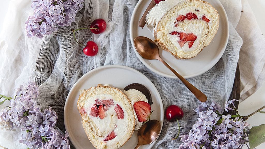 Mansikkakääretorttu on takuuvarma valinta kevään ja kesän kahvipöytiin.