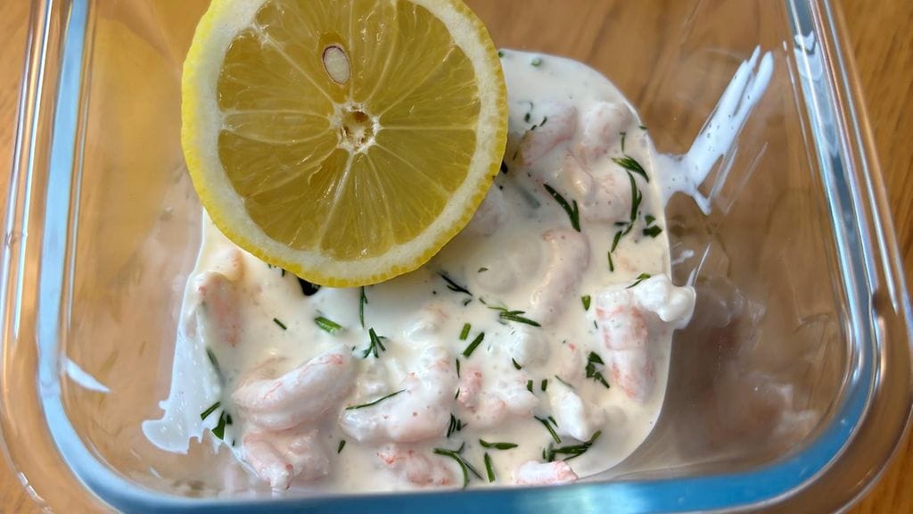 Tarjoile skagen-täyte tumman leivän kanssa.