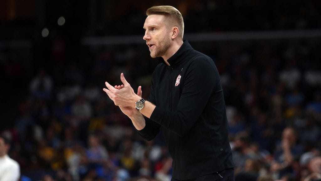 Tuomas Iisalo jatkaa Memphis Grizzliesin peräsimessä.