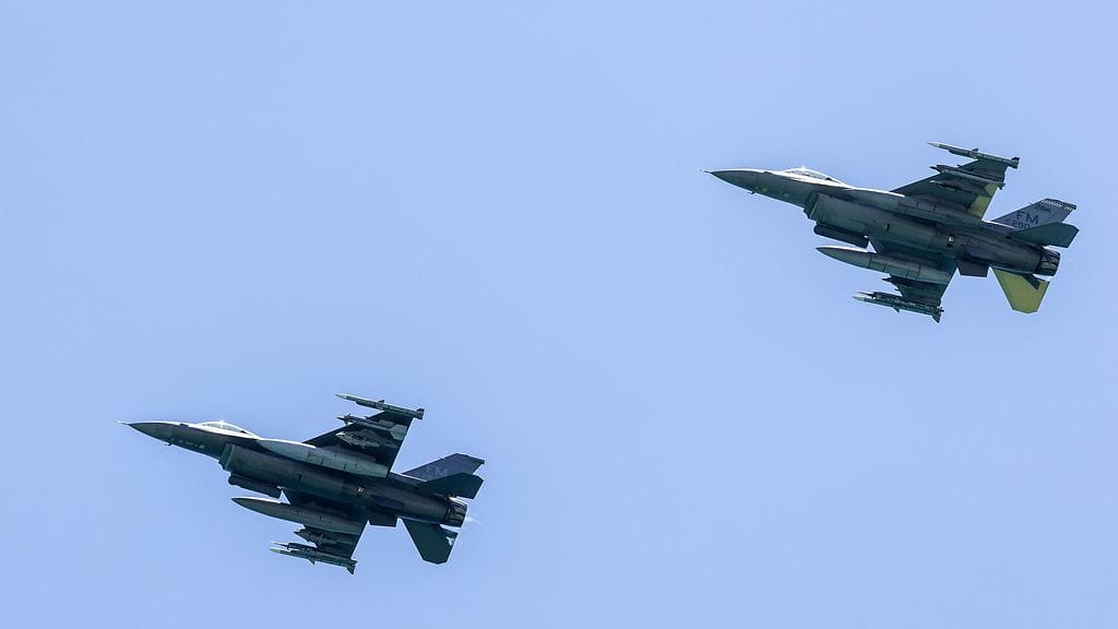 F16-hävittäjiä. Kuvituskuva.