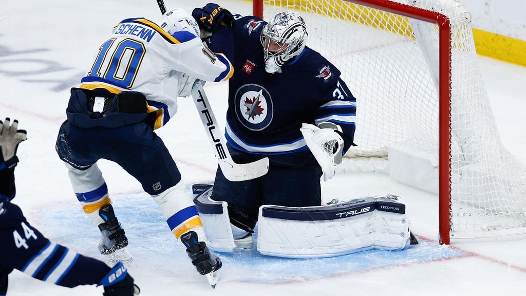 Connor Hellebuyck joutui vaihtoon ottelun kolmannessa erässä.