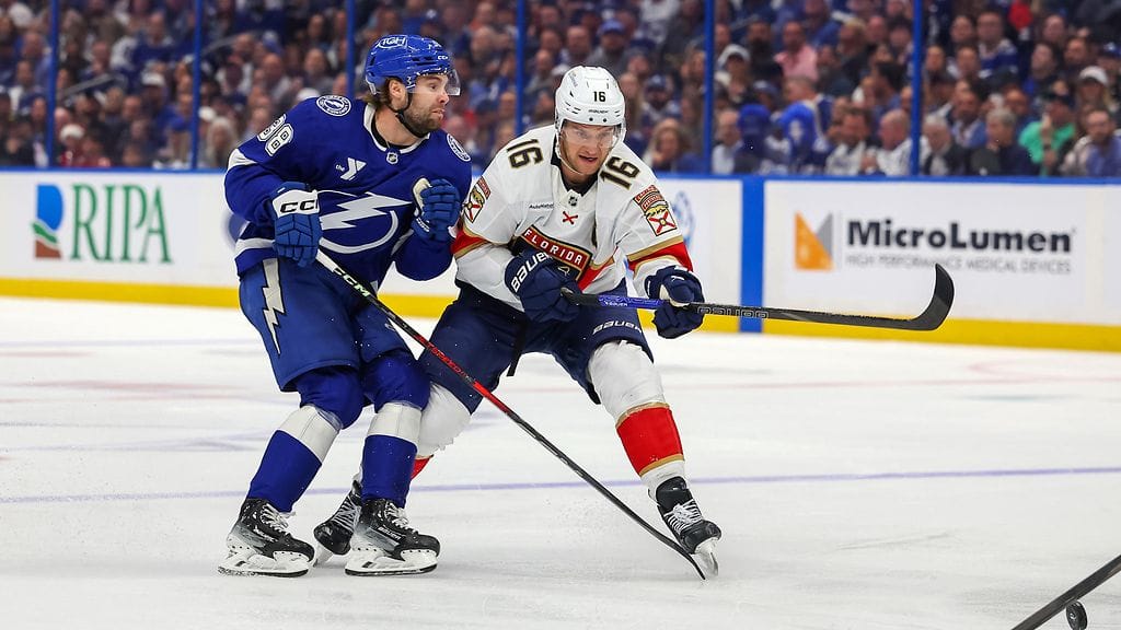 Brandon Hagel taklaamassa Aleksander Barkovia.