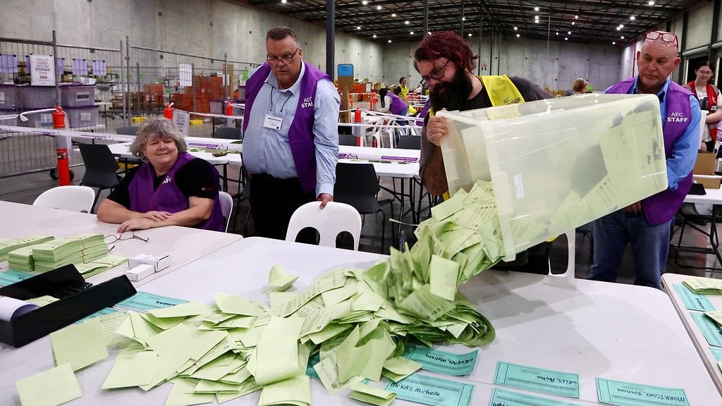 Australian vaalilautakunnan henkilökunta laskemassa ääniä Brisbanessa 3.5.2025.