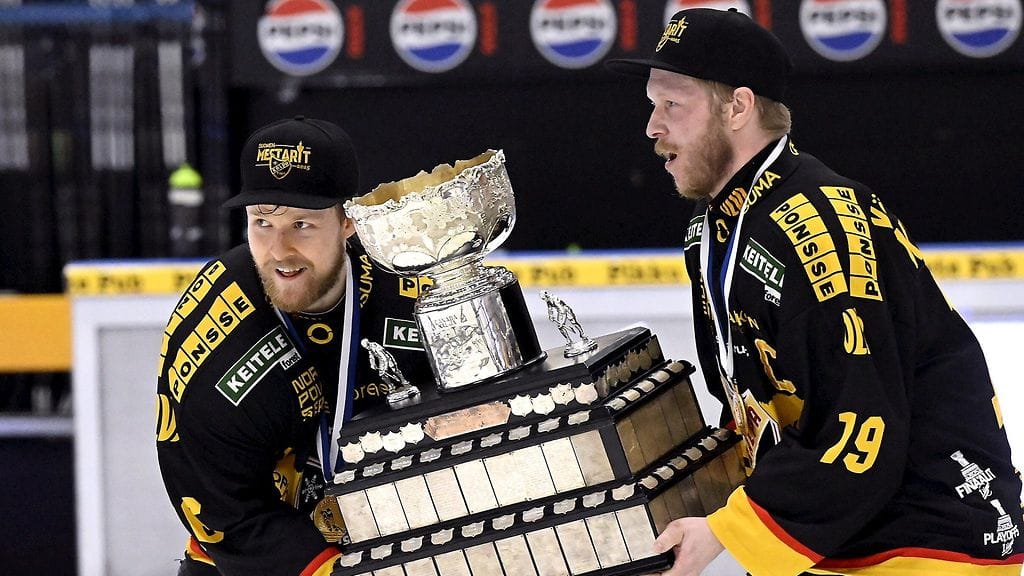 SM-liigakausi päättyi KalPan juhliin, kun Jesper Mattila ja Tuomas Kiiskinen nostivat Kanada-maljan ilmaan.