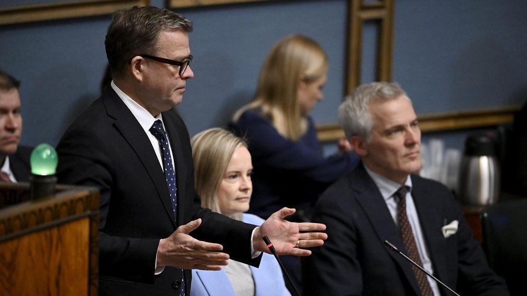 Pääministeri Petteri Orpo, valtiovarainministeri Riikka Purra ja opetusministeri Anders Adlercreutz 24. huhtikuuta.