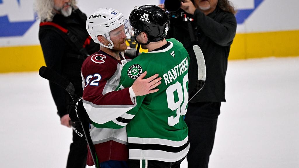 Gabriel Landeskog ja Mikko Rantanen halasivat ottelun jälkeen.