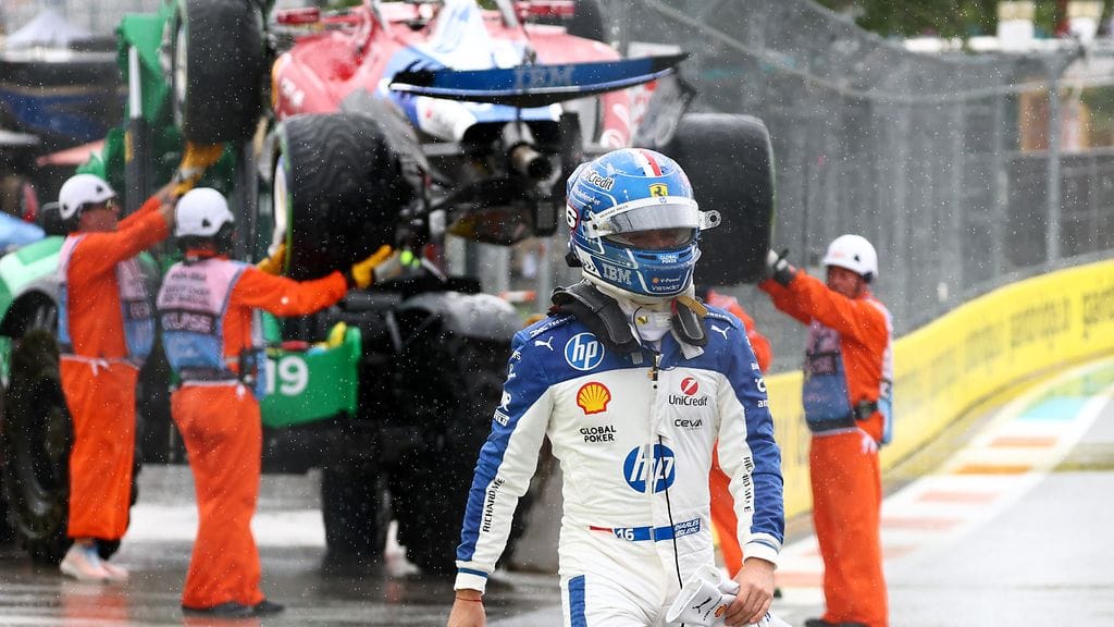 Charles Leclerc joutui kävelemään varikolle kolaroituaan Ferrarinsa ennen sprinttikisaa.