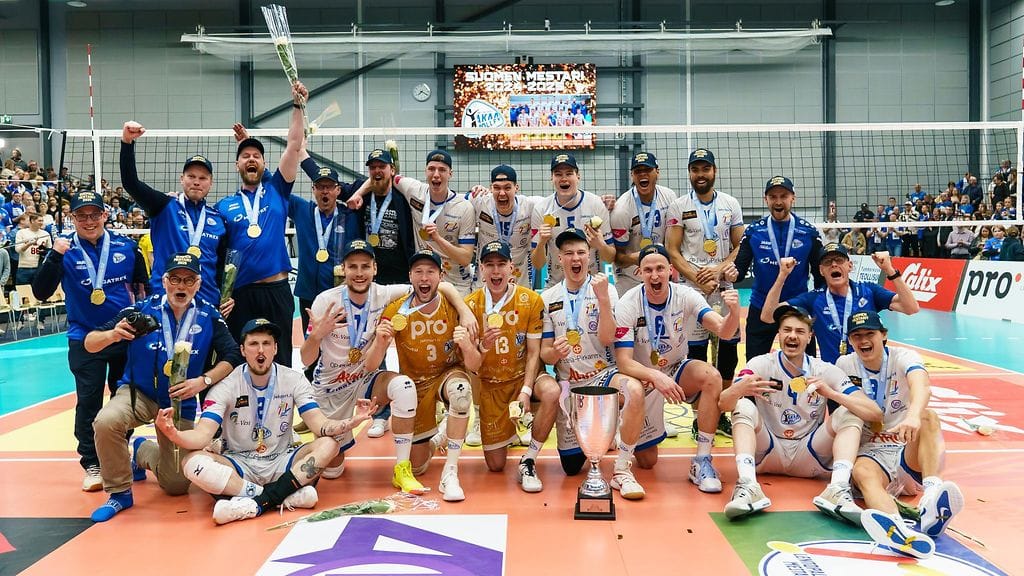 Akaa-Volley pääsi juhlimaan historiansa ensimmäistä Suomen mestaruutta. Sakari Mäkiselle (pelaajista alarivistä toisena vasemmalla) mestaruus oli jo viides.