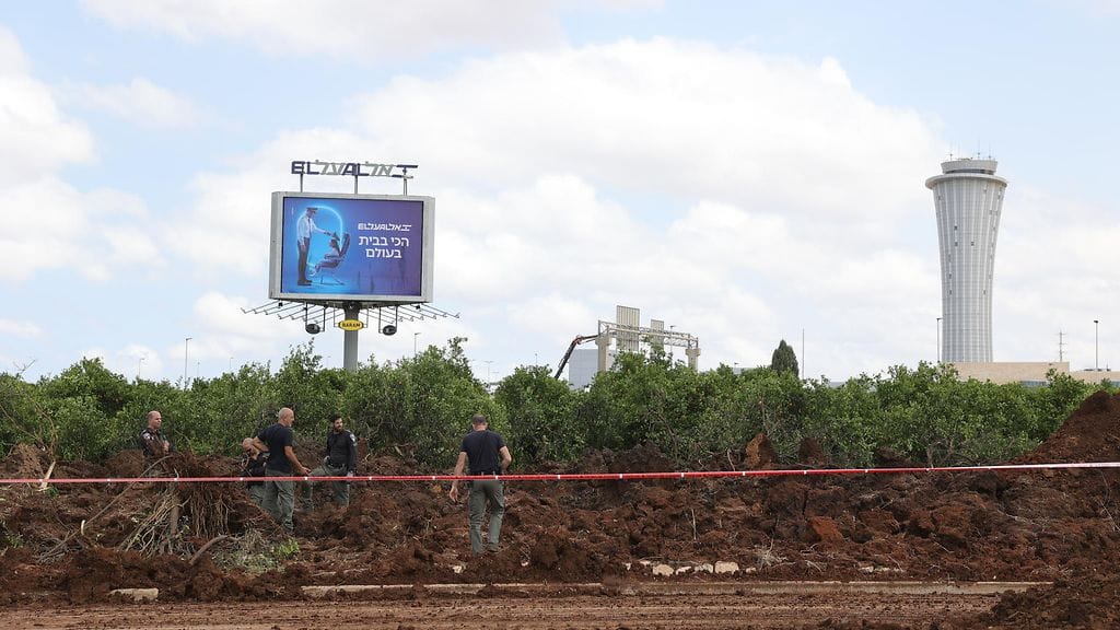 Poliisi tarkastaa Jemenistä laukaistun ohjuksen aiheuttamia vahinkoja Ben Gurionin lentokentällä lähellä Tel Avivia.