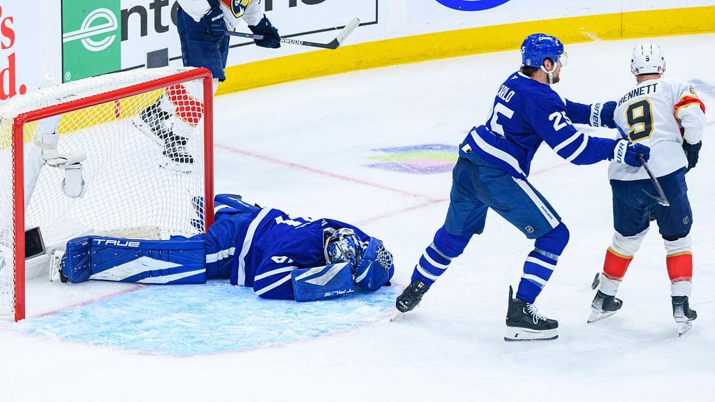 Anthony Stolarz loukkaantui ikävästi yön NHL-pudotuspeliottelussa.