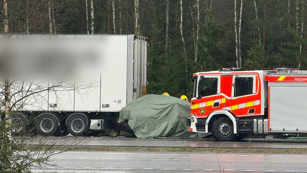 Pelastusviranomaiset peittivät onnettomuusauton tilapäisesti pressulla.