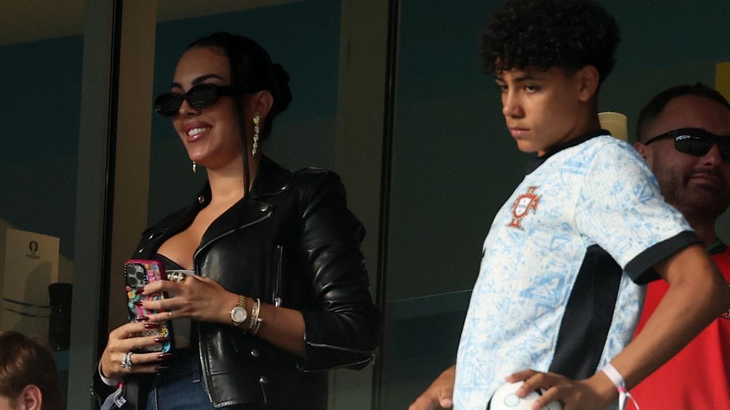 Cristiano jr. seurasi viime kesänä Portugalin EM-ottelua isänsä puolison Georgina Rodriguezin kanssa.