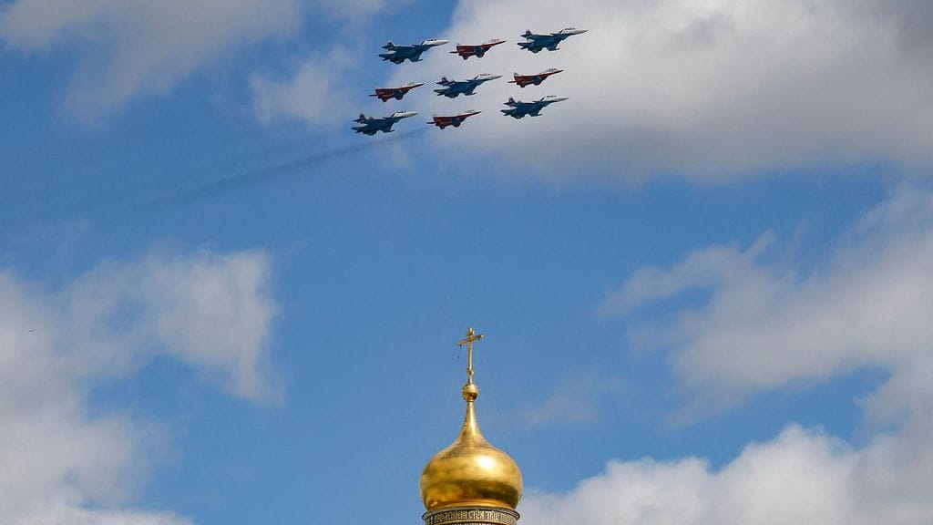 LK 6.5.2025 Venäläiset Sukhoi Su-30SM-hävittäjät ja MiG-29-hävittäjät lensivät Kremlin Iivana Suuren kellotornin yllä voitonpäivän sotilasparaatin harjoituksissa Moskovan keskustassa 5. toukokuuta 2025. Venäjä juhlii natsi-Saksasta vuonna 1945 saavutetun voiton 80-vuotispäivää 9. toukokuuta.