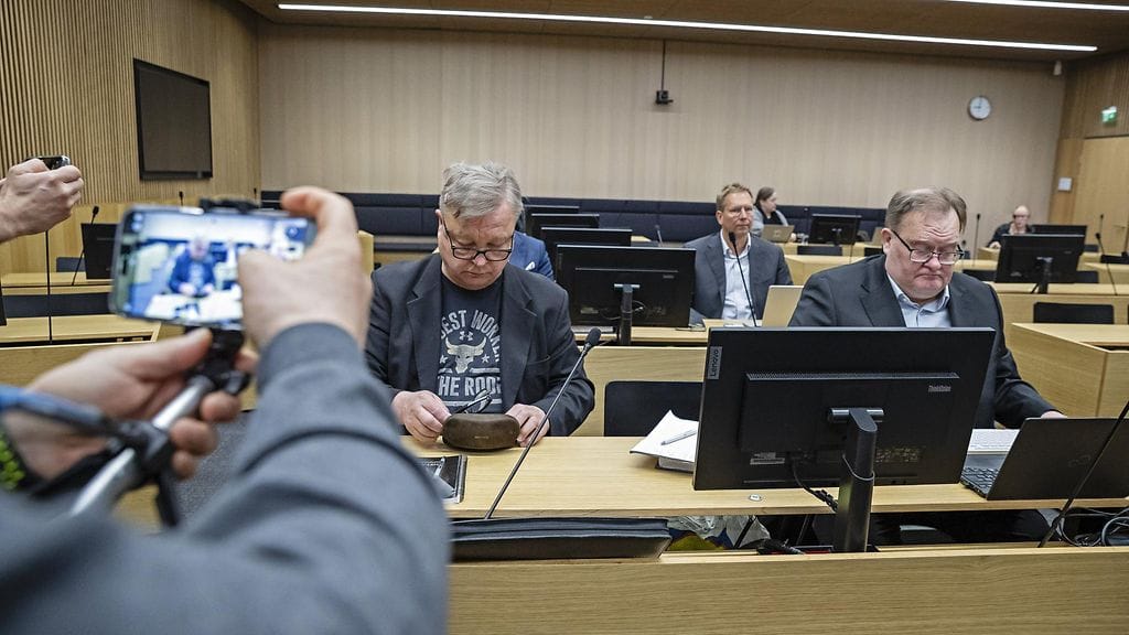 Teknologiayhtiö Uroksen perustaja Jyrki Hallikainen (edessä vas.) ja asianajaja Olli Siponen (oik.) sekä toinen syytetty Tommi Uhari (takana) yhtiön rikosvyyhdin pääkäsittelyssä Oulun käräjäoikeudessa 6. toukokuuta 2025.