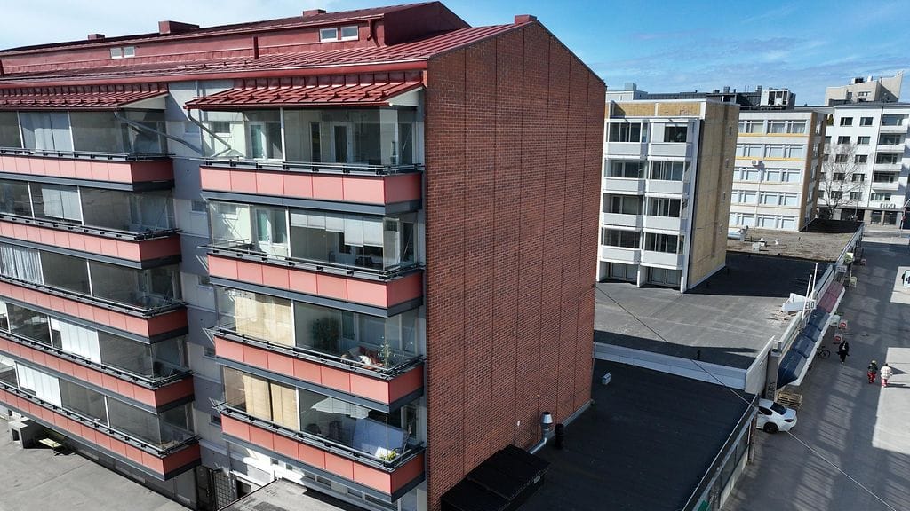 Kuvituskuva. Kerrostaloja vaasassa huhtikuussa 2025.