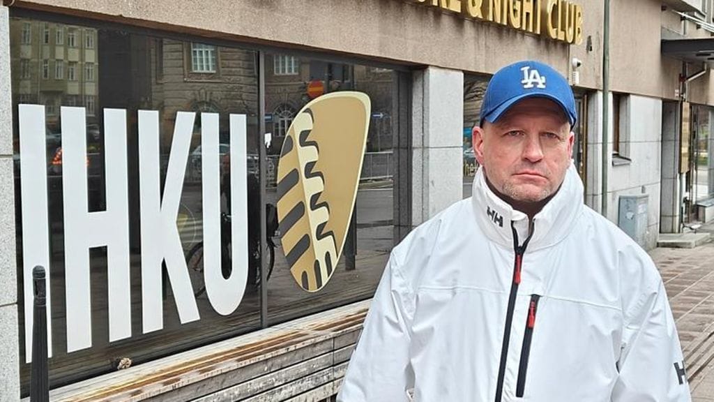 Timo Vornanen Ihkun edessä kuvattuna.
