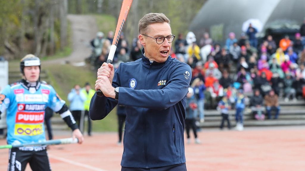 Alexander Stubb valmistautui aloituslyöntiinsä.