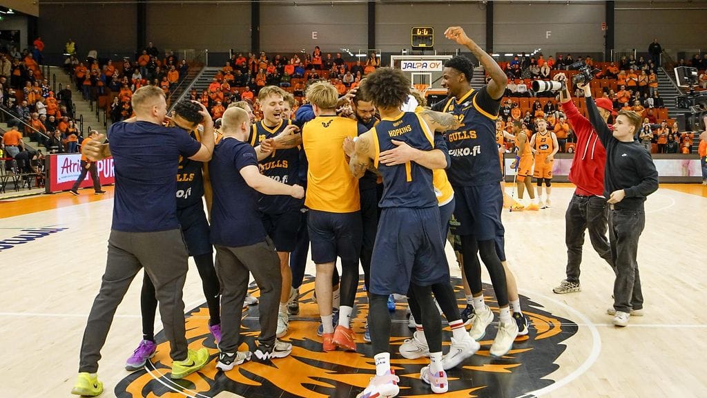 Seagulls juhlii koripallon Suomen mestaruutta.