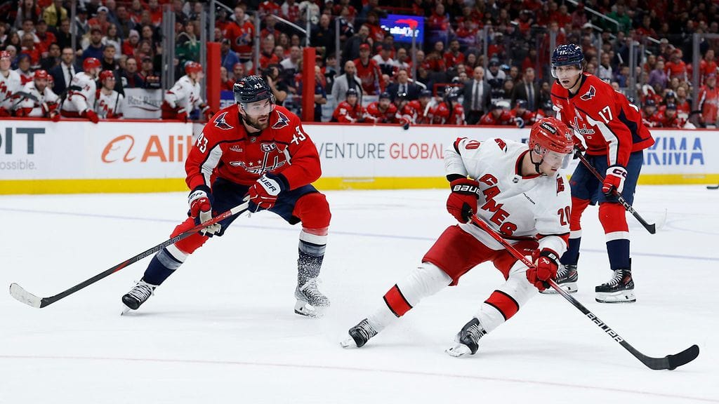 Tom Wilson (vas.) ja Sebastian Aho olivat taistelupari NHL-pudotuspelisarjan ensimmäisessä ottelussa.