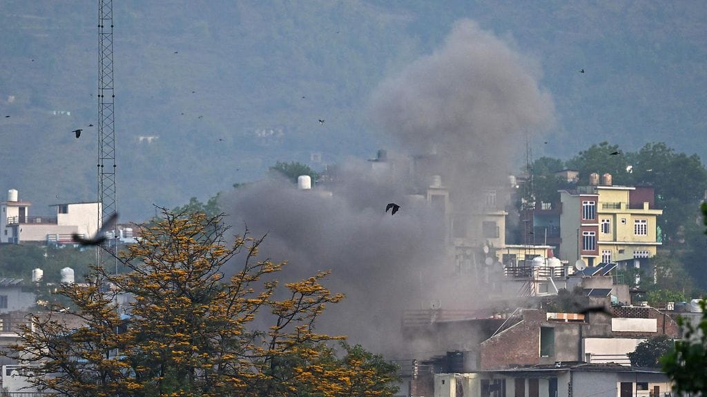 Savupilvi tykistötulen jälkeen jälkeen Intian Jammun alueella 7. toukokuuta 2025.