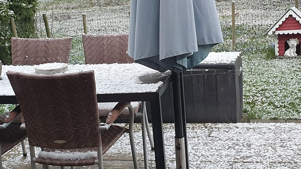 Kouvolassa odotti aamulla lumipeite 7. toukokuuta 2025.