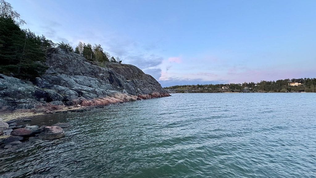 Aamu valkenee kirkkaana ja kauniina, joskin aika tuulisena Kuparivuoren ja Kultarannan välissä, Lappalaistenmäen uimapaikalla 7.5.2025.