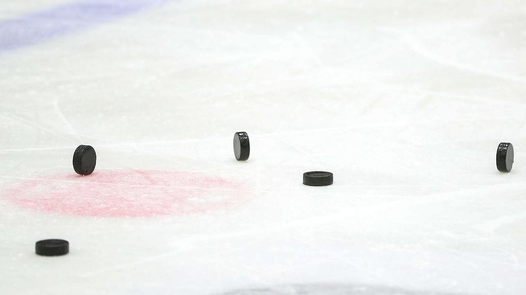 Suomen Olympiakomitea, palloilulajien lajiliitot ja urheilijat ovat huolissaan ammattiurheilijoiden vakuutusturvasta.