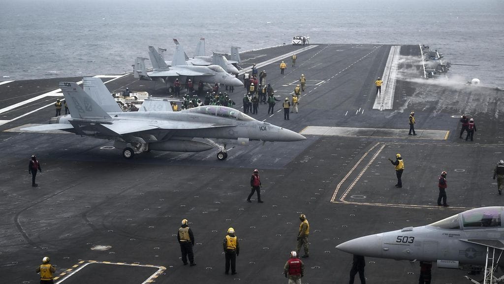 Super Hornet -hävittäjiä Harry S. Truman -lentotukialuksen kannella.