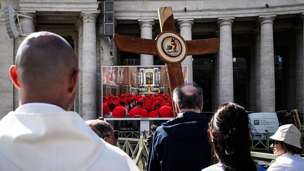 LK 7.5.2025 Ihmisiä kokoontui Pietarinaukiolle seuraamaan paavin valintaa edeltävää konklaavia Vatikaanissa 7. toukokuuta 2025.