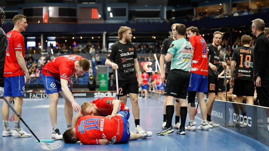 Classicin Oskari Heikkilä koki kovia, kun Oilersin Eppu Suhanto löi häntä mailalla sukukalleuksille.