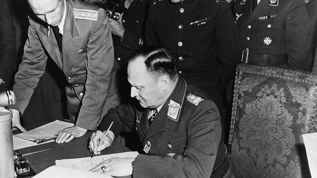 Natsi-Saksan kenraalieversti Hans-Jürgen Stumpff allekirjoittamassa antautumisasiakirjaa Berliinissä neuvostojoukkojen päämajassa 8. toukokuuta 1945.