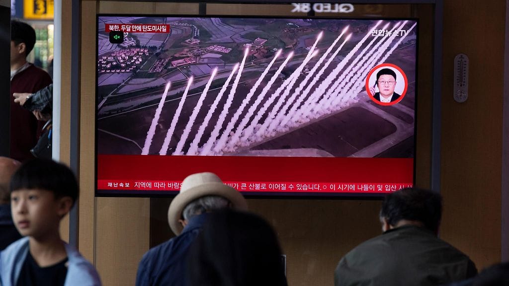 Ihmiset katsovat uutisia Etelä-Koreassa.