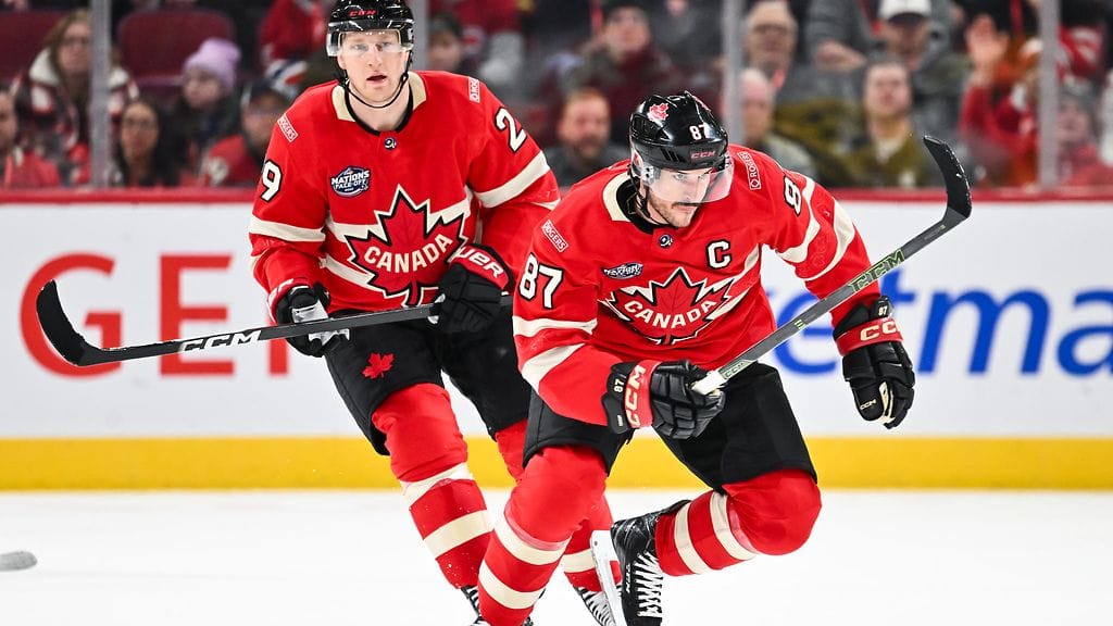 Nathan MacKinnon (takana) ja Sidney Crosby pelasivat rinnakkain jo 4 Nations -turnauksessa viime helmikuussa. Kanada voitti kultaa.