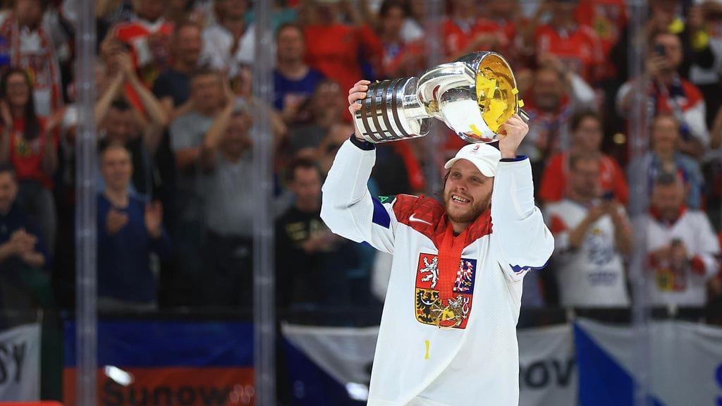 David Pastrnak nosteli MM-pokaalia kotiyleisön edessä toukokuussa 2024.