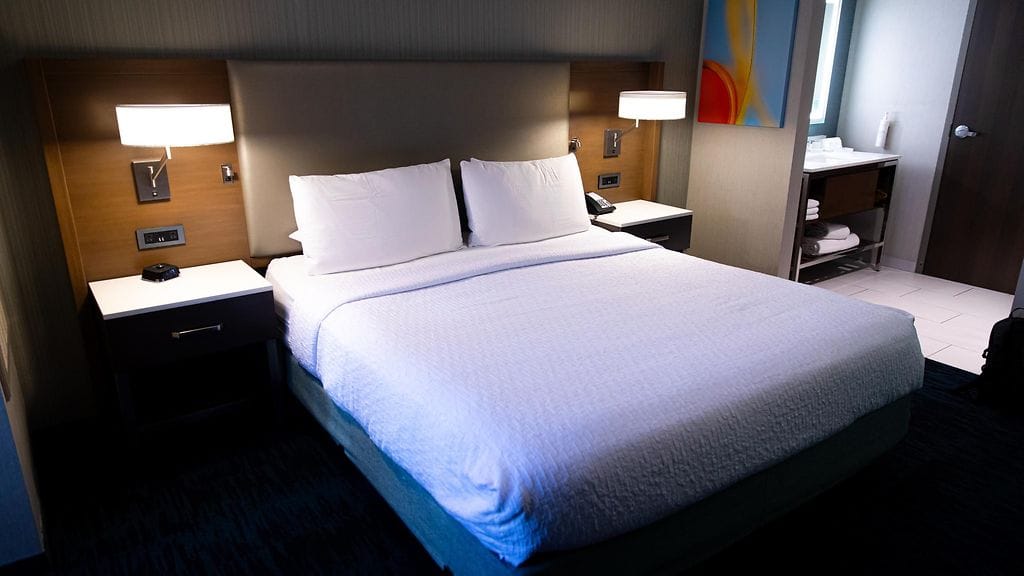 Matkustajat vaativat korvauksia, kun hotellihuone jäi käyttämätttä yhden yön osalta lennon viivästyttyä.