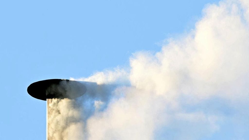 LK 149994703 Vatikaani savupiippu valkoinen savu