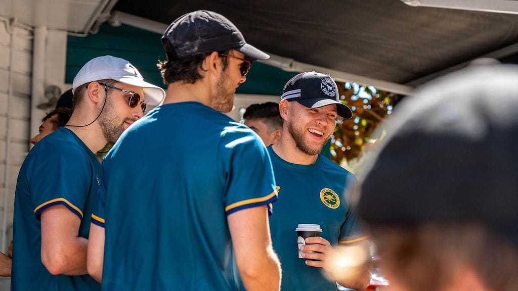 Aleksi Toivonen (vas.) ja Kai Miettinen (oik.) ovat Australian suomalaisjuurisia pelaajia. Keskellä Alex Tetreault.