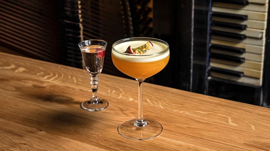 Porn Star Martini tarjoillaan perinteisesti kuohuviini- tai samppanjashotin kera.