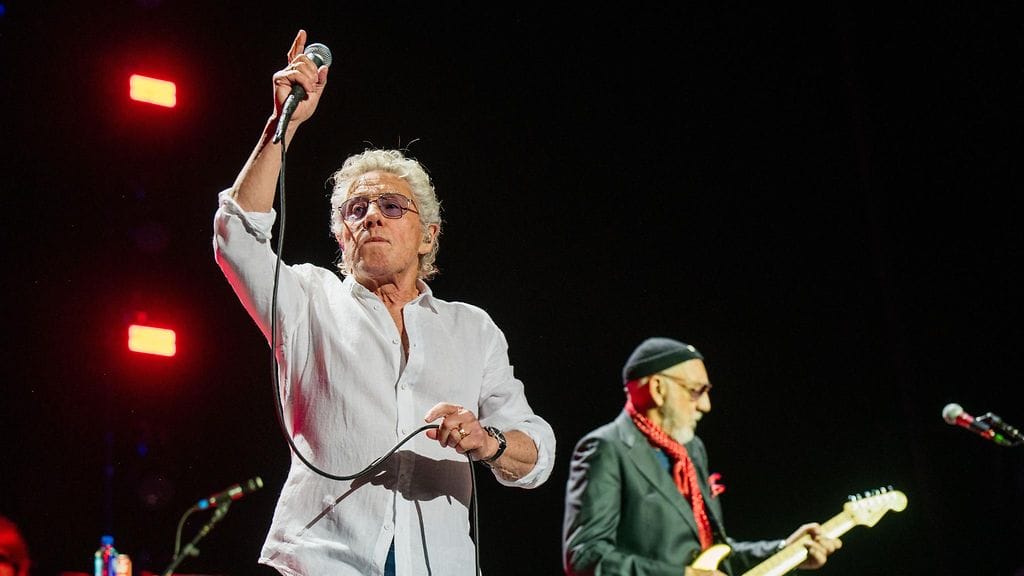 Roger Daltrey (vas.) ja Pete Townshend keikalla yhtyeensä The Whon kanssa Lontoossa 2023