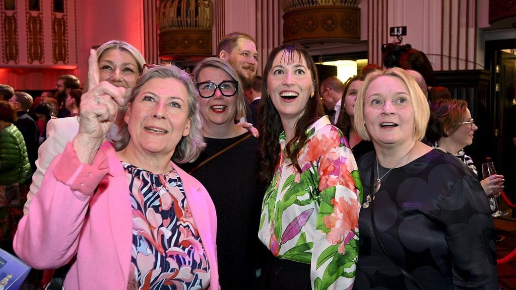 SDP:n apulaispormestariksi nousee joko Hilkka Ahde (kuvassa edessä vas.) tai Johanna Laisaari (kuvassa kesk.).