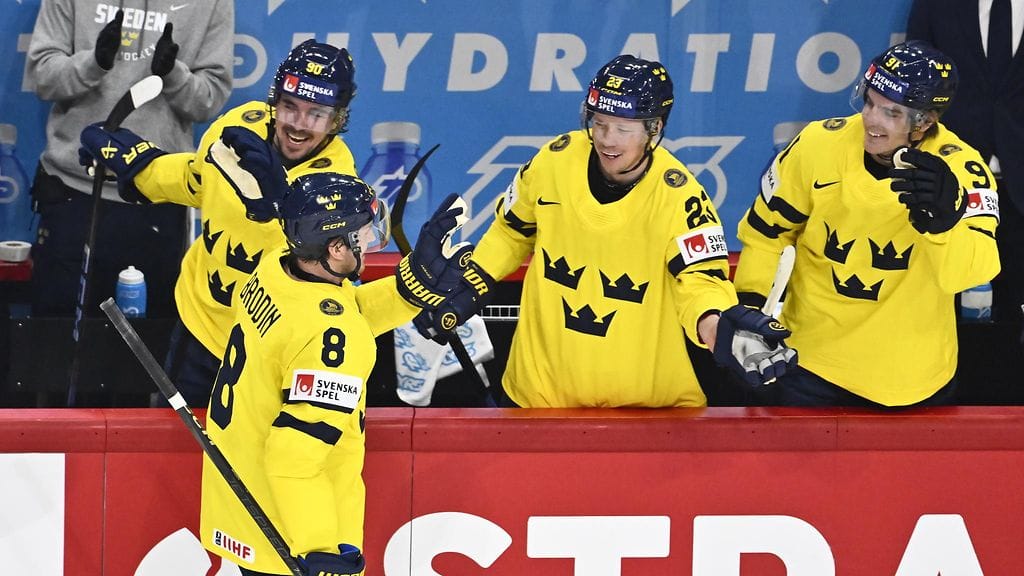 Jonas Brodin (etualalla) valittiin Tre Kronorin parhaaksi.