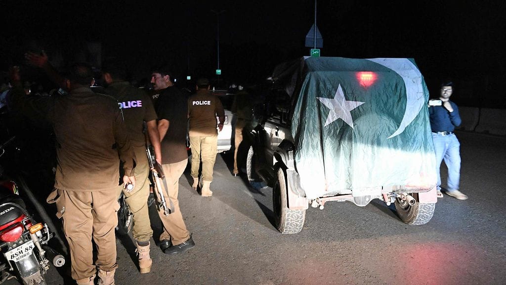 Tietä Nur Khanin sotilastukikohdan lähellä eristetään Intian iskujen jälkeen Rawalpindissä 10. toukokuuta 2025.