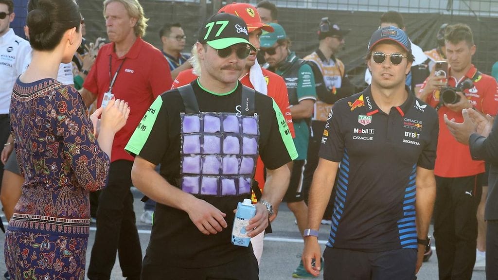 Sergio Pérezillä (oik.) on raportoidusti eri mahdollisuuksia F1-paluulle. Miten käy Valtteri Bottaksen?