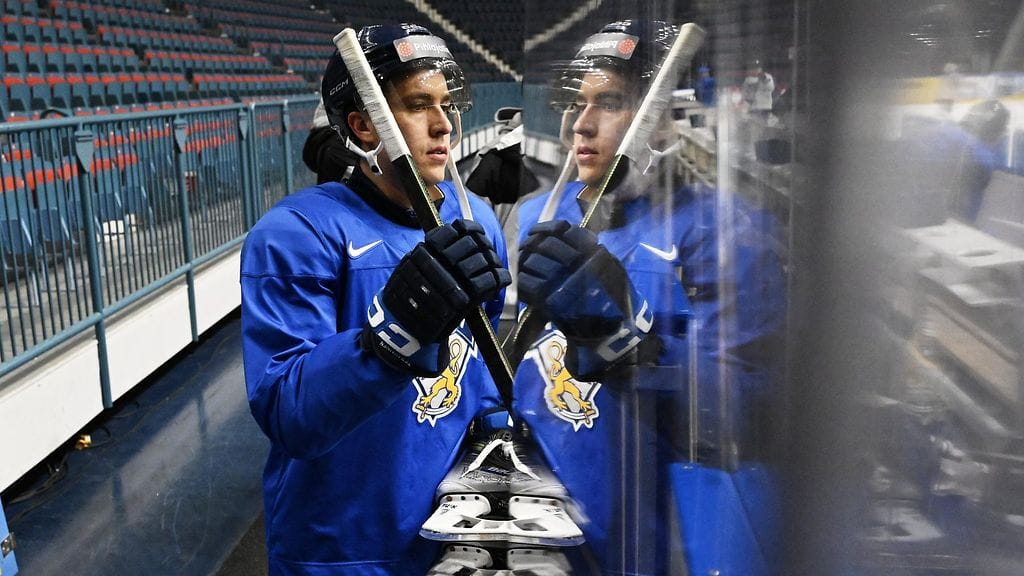 Teuvo Teräväinen astelemassa jäälle lauantaina Tukholmassa.