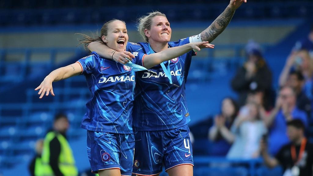 Millie Bright ja Guro Reiten juhlivat Chelsean tappiotonta mestaruuskautta.